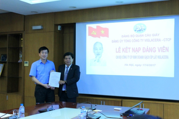 Đảng ủy TCT Viglacera tổ chức kết nạp đảng cho quần chúng ưu tú thuộc Chi bộ Công ty cổ phần Kinh doanh Gạch ốp lát Viglacera